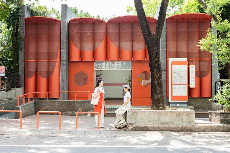 桃園中原商圈重塑品牌識別，結合停車場立面作大面積商圈品牌裝置亦為動線導引，強化旅客體驗。