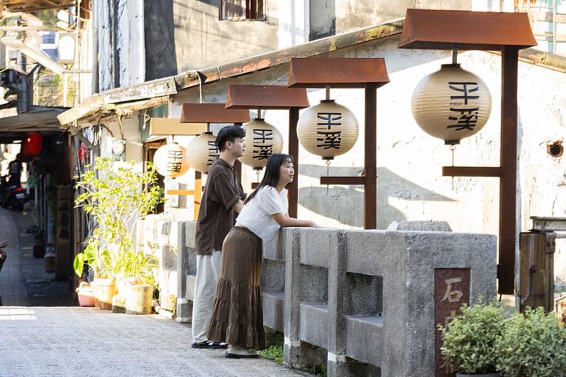 新北平溪商圈將祈願文化轉譯設計語彙，老街入口成為商圈品牌新門面。