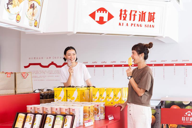 高雄旗山店家輔導：老街指標店家、百年老店「枝仔冰城」整併空間動線，以中島平台強化主視覺、聚焦品牌核心，聚焦商品展示。