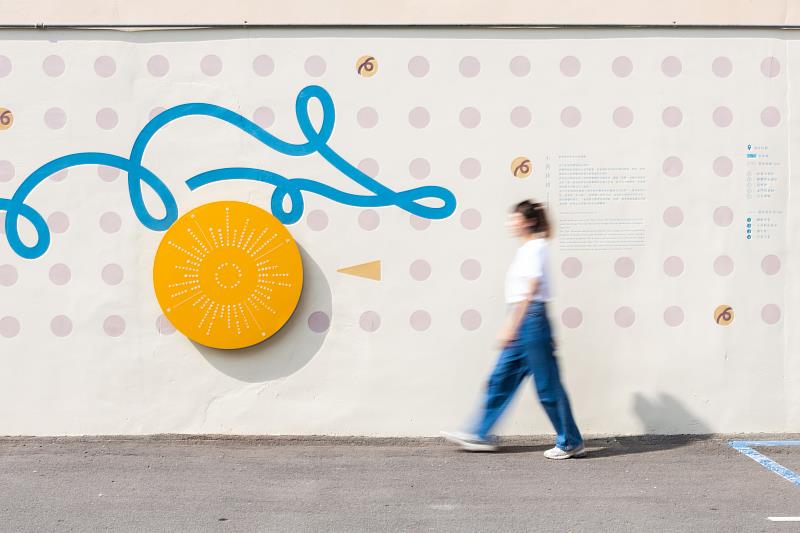 彰化小西商圈街區牆面變身拍照熱點，彩繪成為旅人與商圈品牌互動的介面。