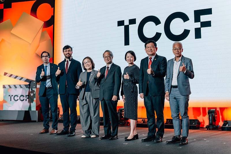 2025 TCCF創意內容大會登場，中華電信設獎挺台灣影視內容！中華電信總經理林榮賜（右2）、個人家庭分公司總經理胡學海（右1）代表出席開幕式，與文化部長李遠（中）及文策院董事長王時思（左3）等貴賓共同見證這場亞洲內容產業的年度盛事。