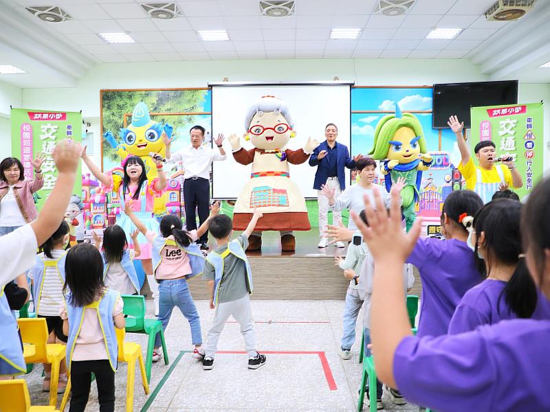 公視水果奶奶進入校園 宣導交通安全觀念