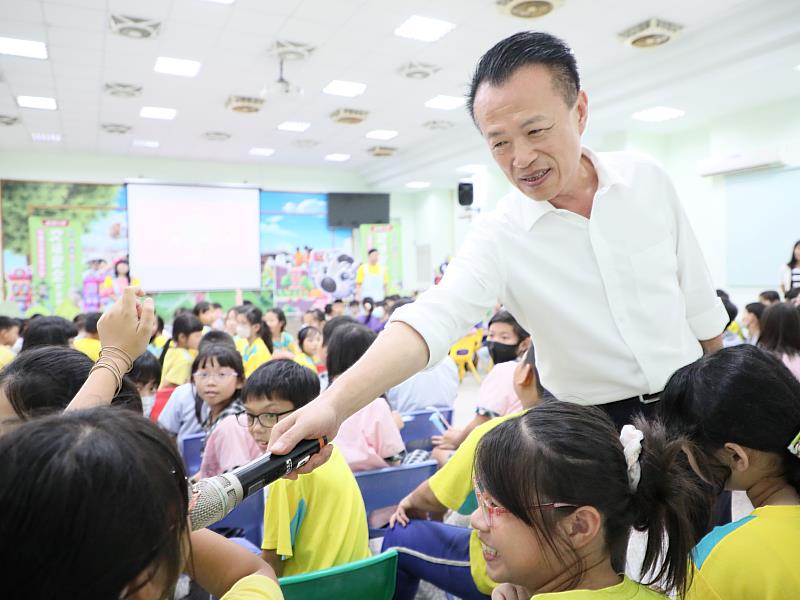 公視水果奶奶進入校園 宣導交通安全觀念
