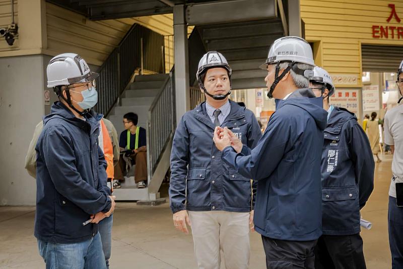 邱臣遠代理市長視察慈雲路空橋工程。