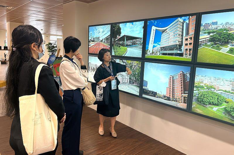 南臺科大代表團引導永村景子副教授參訪校史室。圖為永村副教授參觀校史室，藉此了解南臺科大的成立背景、辦學精神與「務實致用」的教育願景，為兩校未來的合作奠定共識基礎。