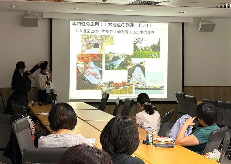 日本大學生產工學部副教授永村景子在研討會中進行專題演講。她以宮崎縣日南市油津地區的記憶遺產計畫為例，說明如何透過讓在地職匠參與導覽，成功擴大社區居民的參與度。