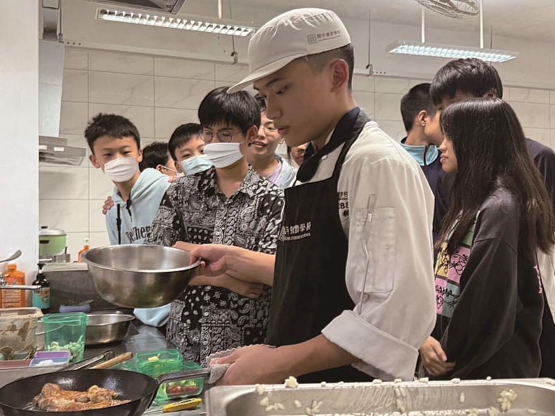 開平餐飲學長姊在示範說明過程中的職人態度，讓國中生更具備進入技職學習的想像。開平餐飲學校/提供