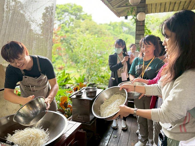 開平餐飲主廚期許能與國中教師攜手使餐飲教育向下紮根，辦理食農教師研習活動，期盼能讓更多國中師生看見餐飲教育的深度與永續價值。開平餐飲學校/提供