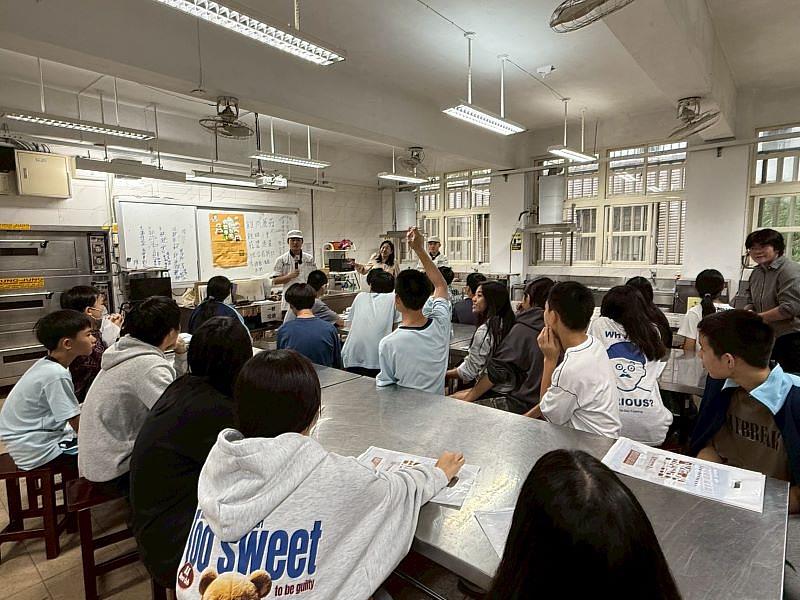 開平餐飲主廚盃設置「臺灣好米」創意料理與「臺灣之美」蛋糕裝飾全新競賽類別，學生踴躍提問競賽相關問題。開平餐飲學校/提供