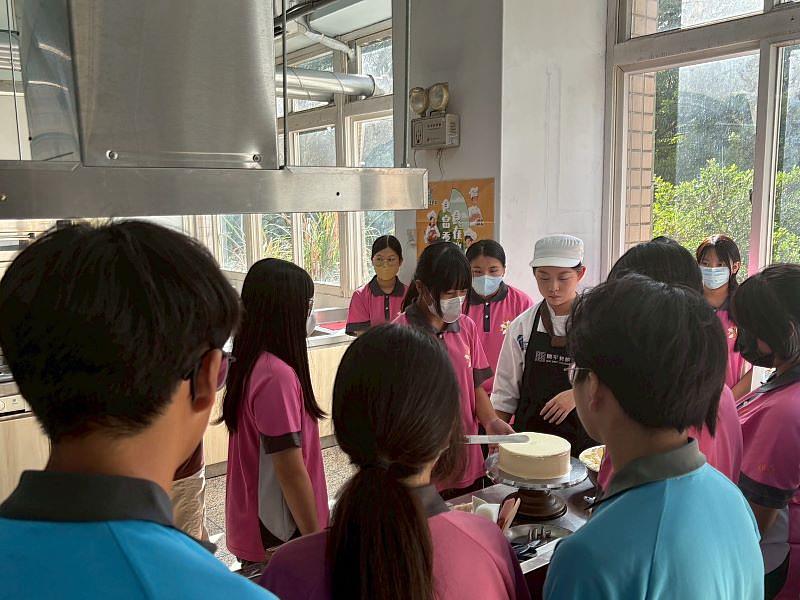 開平餐飲入校實作示範，讓學生認識專業知能及技術工法。開平餐飲學校/提供