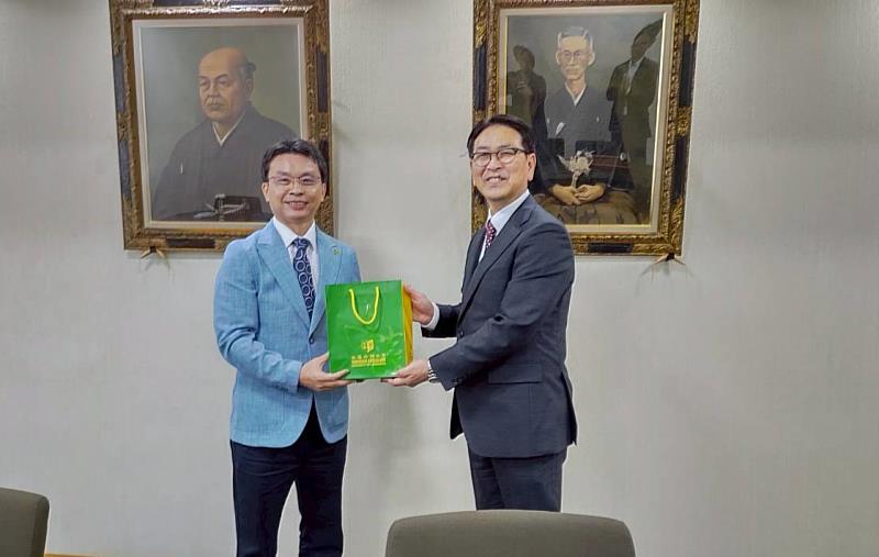 報德中學川口直彦（Naohiko Kawaguchi）校長（右）親自接待林耀堂副校長一行