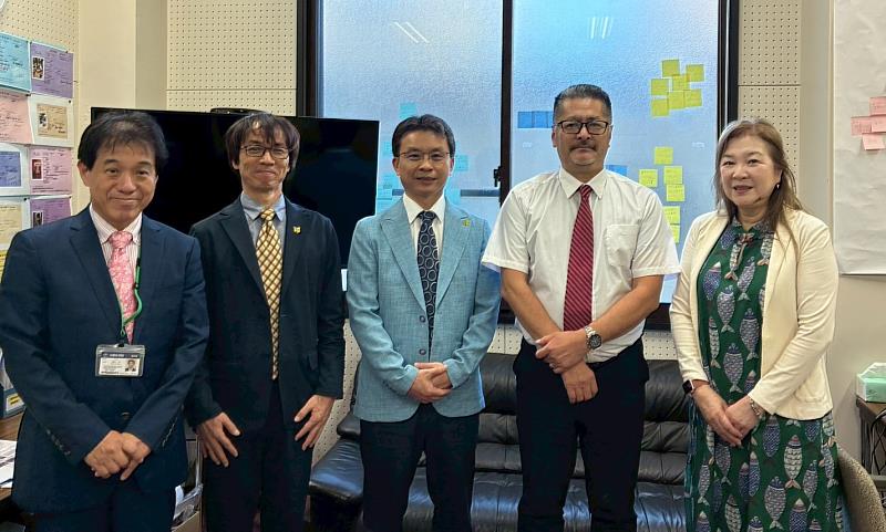 大阪女學院大學加藤映子校長（右1）及大阪女學院附屬高中山﨑哲嗣校長（右2），一同歡迎文藻團隊到訪。