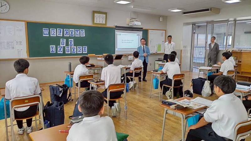 日本報德中學特別安排林耀堂副校長及日文系佐藤圭司老師入班，向該校學生介紹文藻。