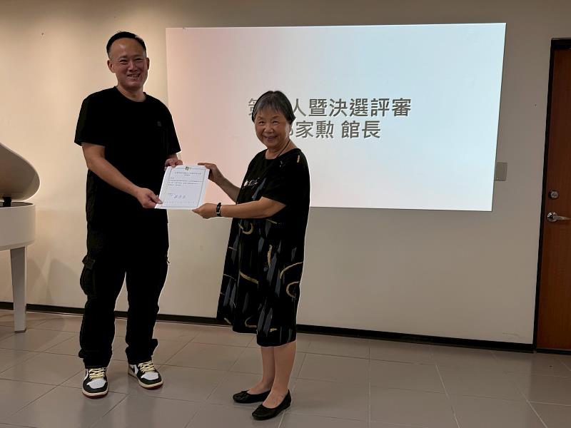 文藻藝文中心捐助人鍾玉英校友（右）代表頒發感謝狀予校史館郭家勳館長（左）