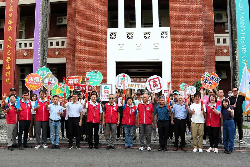 南大127週年校慶聖火回到紅樓前，象徵教育精神與校友情誼的匯聚。