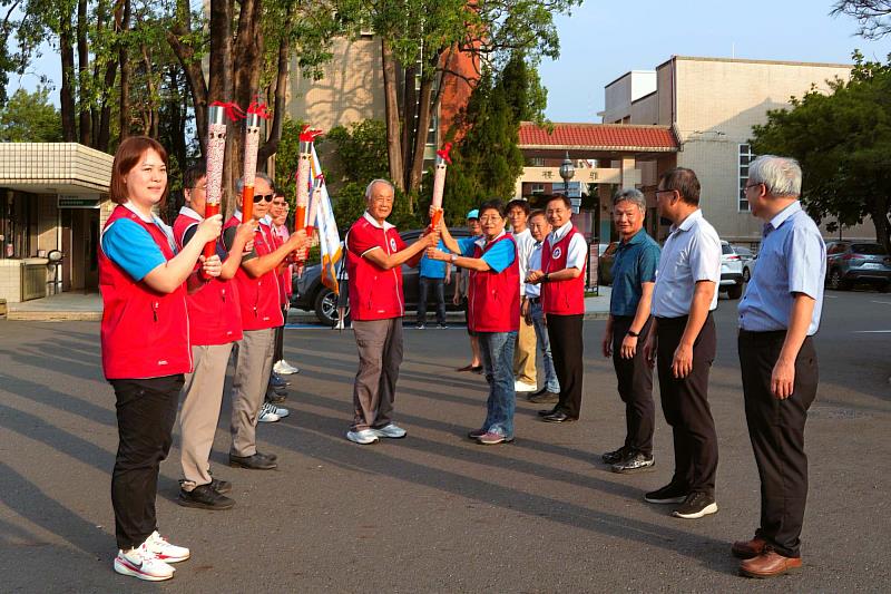 南大校長陳惠萍率領主管與同仁迎接聖火，見證校慶環臺旅程圓滿回歸。