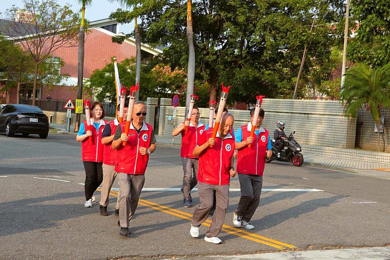 南大聖火環臺團隊走遍13縣市，串聯各地校友共同見證教育的力量。
