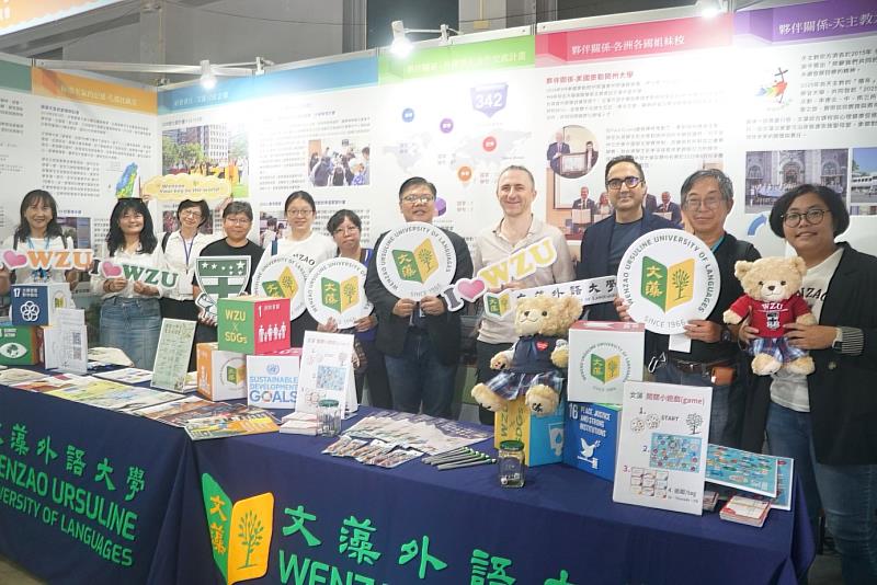 文藻蔡維哲副校長（右5）出席開幕式，並親臨文藻展攤探視師生。