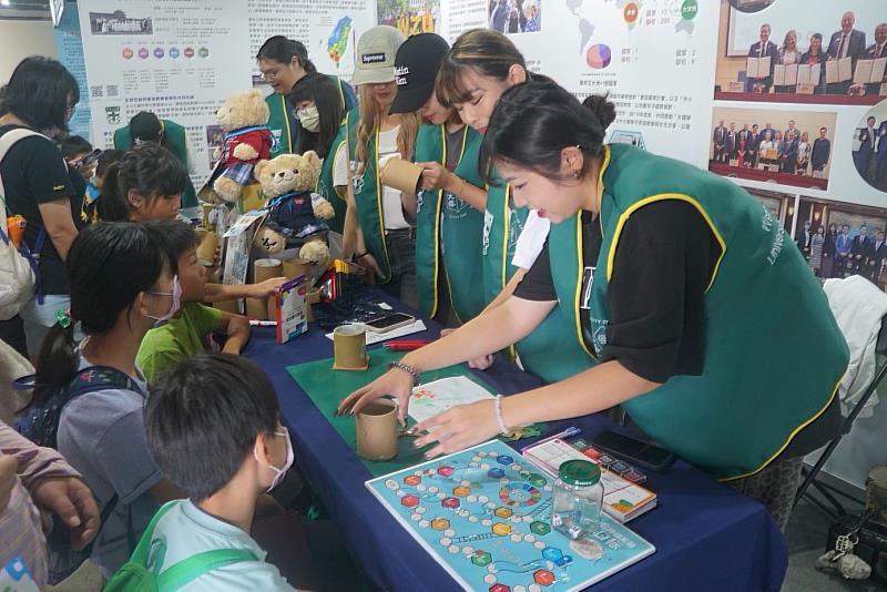 文藻展攤吸引人潮參觀