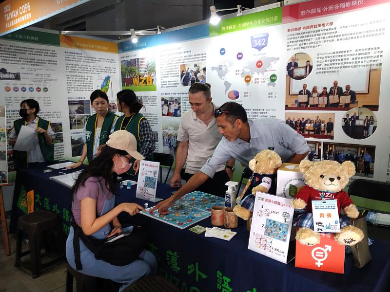 文藻法文系羅文笙（右1）老師及德文系華明儀（右2）老師，引導訪客參與永續闖關遊戲。