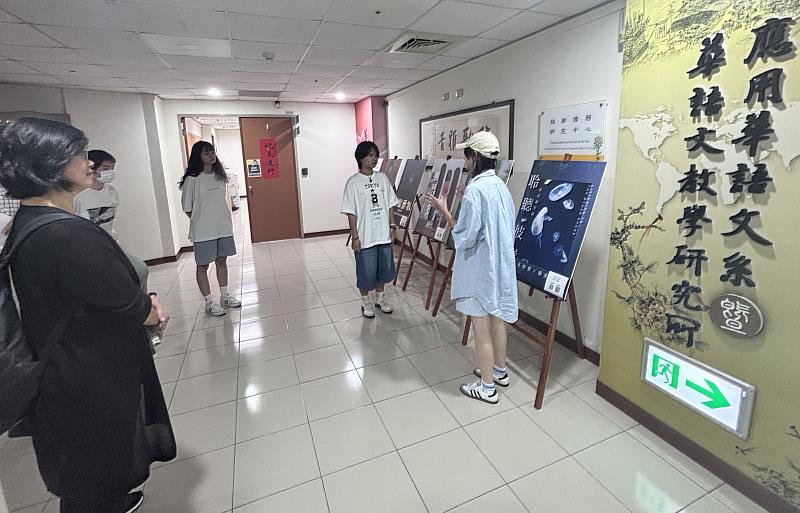 戴金惠教授（左1）參觀應華系「畢業專題封面大賞」，聆聽學生分享研究成果與創作理念。