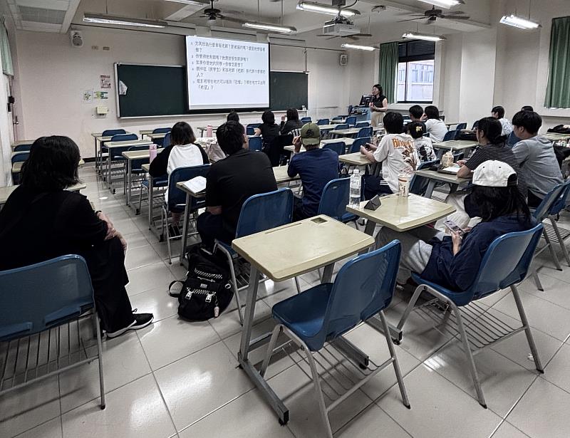 戴金惠教授（左1）參與教學並與教師互動分享