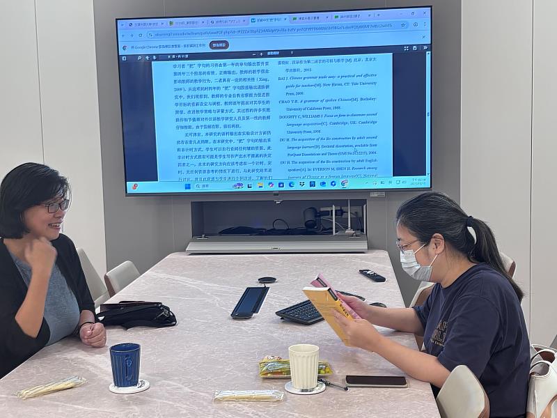 戴金惠教授（左）與應華系教師（右）就語法教學方法與引導策略進行深入交流，激盪出教學創新思維。