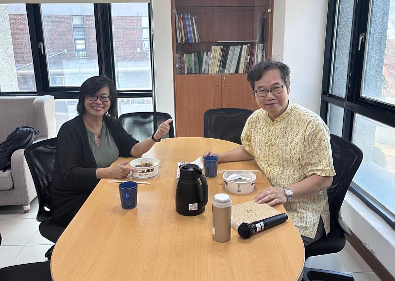 戴金惠教授（左）訪校期間拜會應華系卓福安主任（右），進行午餐交流，討論課程設計及未來合作的可能。