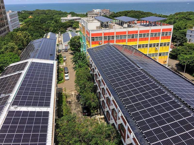 聖約翰科大屋頂太陽能系統裝置容量達1.1MW，不僅能供應校內主要電力，更做為學生研究再生能源與永續科技的重要實驗基地。