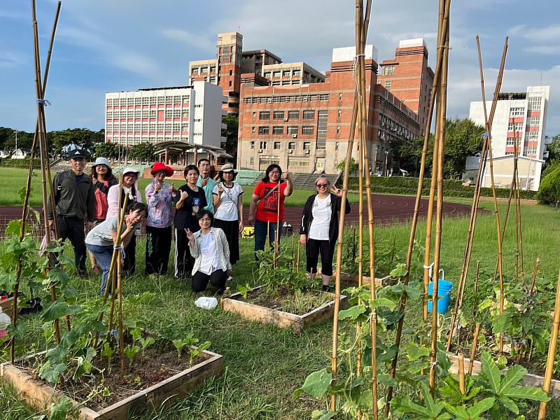 聖約翰科大推動校園有機農園，婦女大學開設「居家一米菜園班」，讓學員學習廚餘再利用措施，體驗永續飲食與綠色生活。
