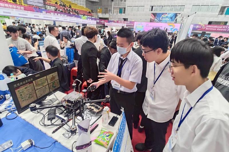 榮獲MATLAB & Simulink無人機創新組第2名的學生作品於競賽會場中展示。