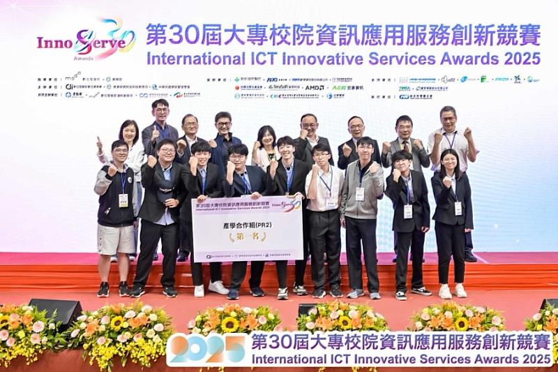 逢甲資訊系、自控系師生與台達電子合作研發的「PRA-BWS行人風險警示公車系統」，勇奪產學合作組二第1名。