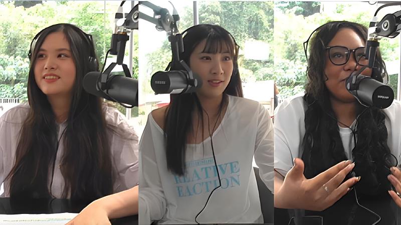 世新英語暨傳播應用學系學生，每週都在圓桌影音播客間進行英語Podcast直播。（世新大學提供）