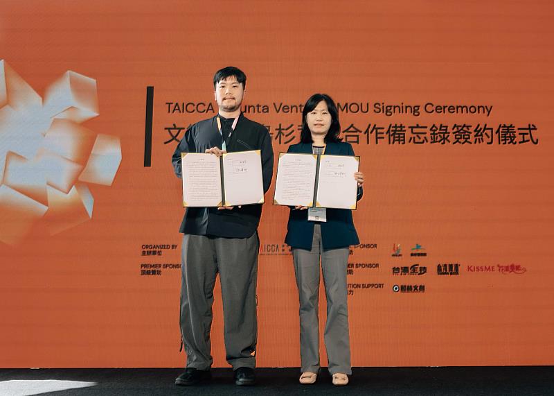 文策院副院長胡婷俐（右）與烏杉資本董事長謝孟恭於TCCF活動現場簽署合作意向書。