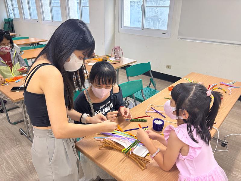 團隊成員協助參與學員製作