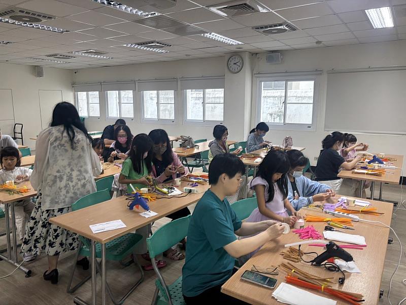 學員們認真製作