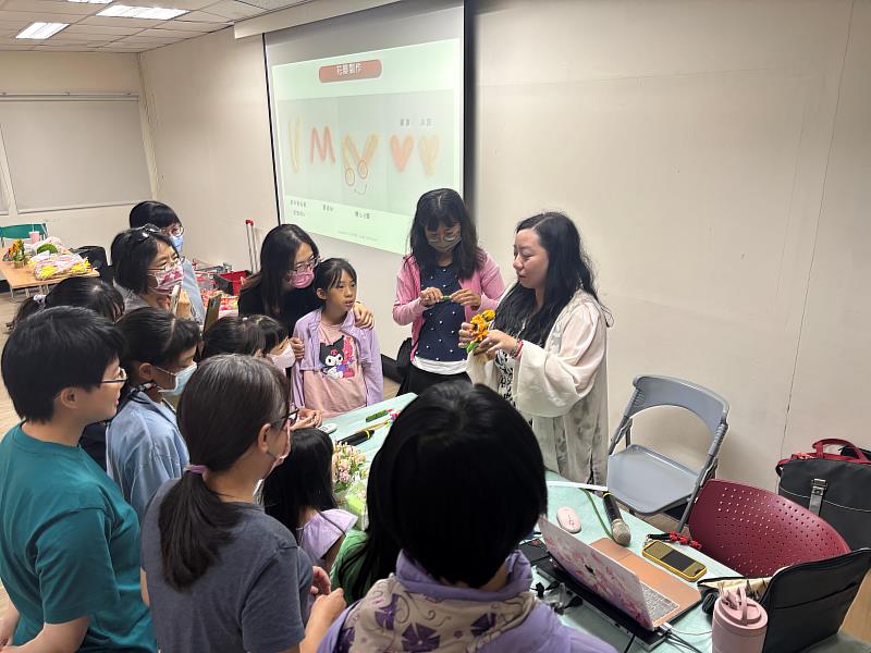 崑大公廣系打造暖心親子體驗課程 向日葵毛根手作注入溫度與希望