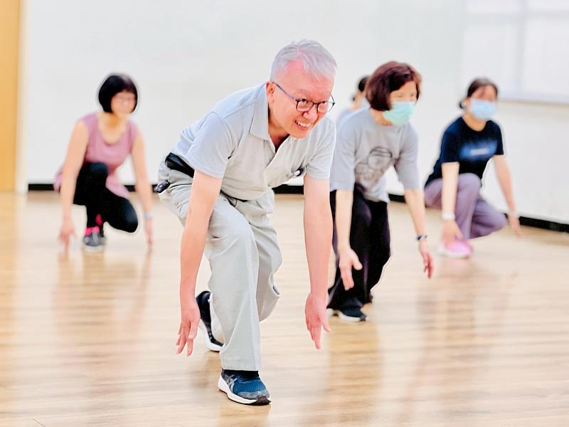 竹市爺奶夯健身！長青學苑及高年級生俱樂部體適能課程廣受好評