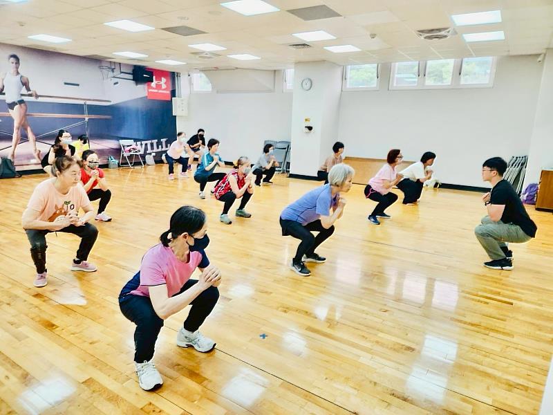 長青及高年級生俱樂部課程--長者深蹲訓練，鍛鍊臀腿、核心肌群