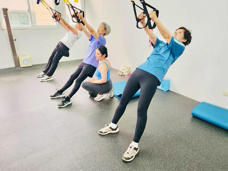 長青及高年級生俱樂部課程-長者進行目前最夯TRX懸吊式阻抗訓練
