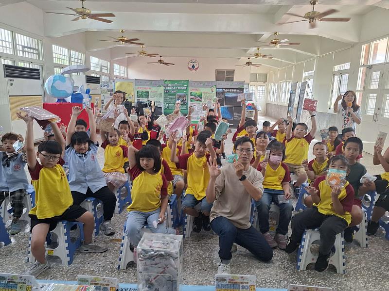 嘉義縣稅務局政風室以繪本巡迴深耕學童廉潔意識