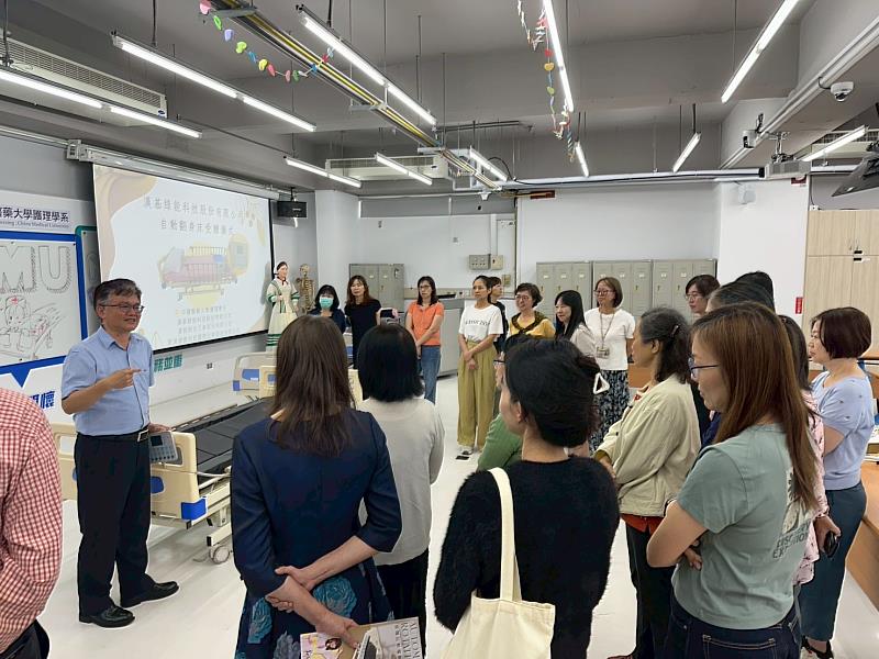 漢翔公司蔡坤機處長現場示範自動翻身床操作.。