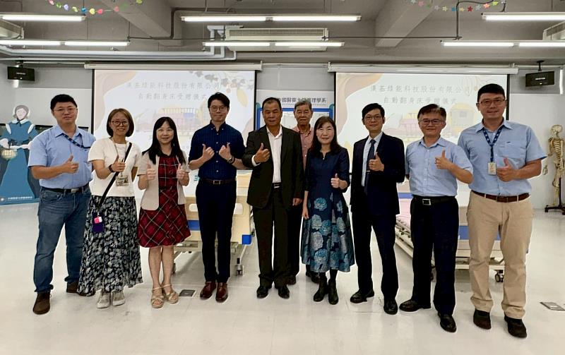 曾雅玲院長、馬維芬主任偕漢翔公司、漢基綠能科技公司、環瑋健康科技公司代表合影。
