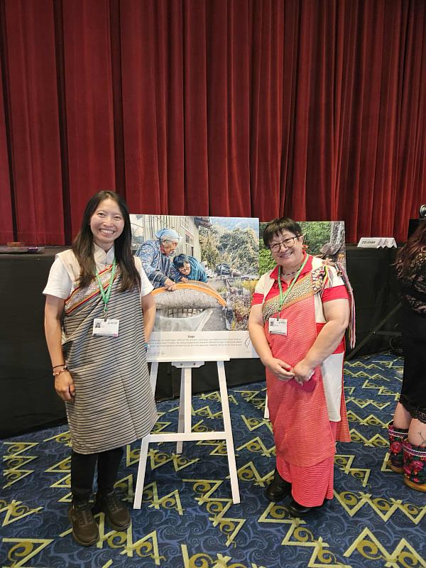 東華大學發社系Wasiq Silan助理教授與小米方舟Pagung Tomi 老師於影像敘事展覽會場合影。