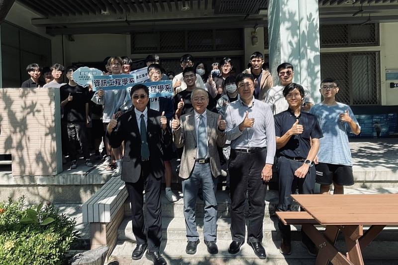 南大師生陪同東京都立大學學者參訪榮譽校區OASE實驗室，展現AI研究交流成果。