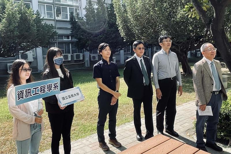 南大資訊工程系於榮譽校區接待日本教授團隊,交流AI與人機互動研究構想。