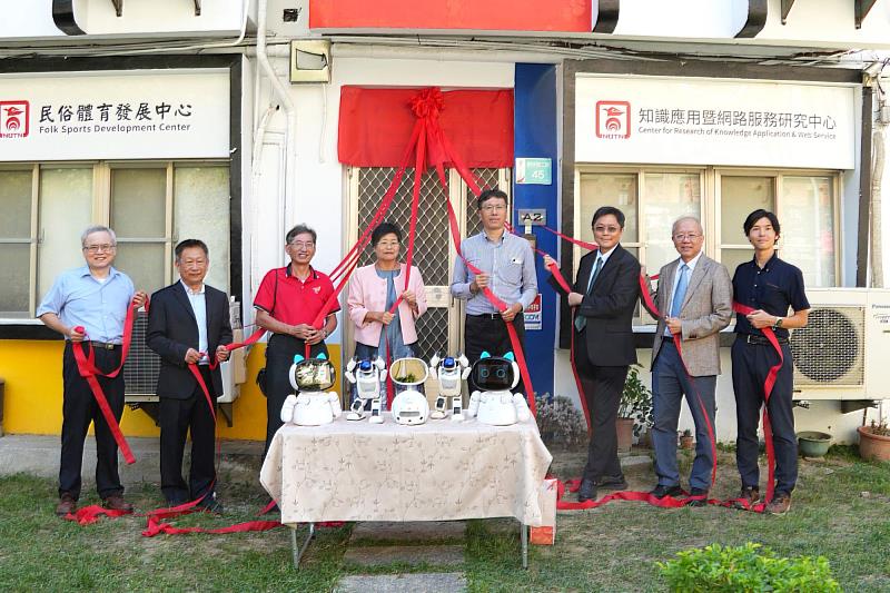南大校長陳惠萍與臺日研究團隊共同揭牌,象徵合作正式啟動。