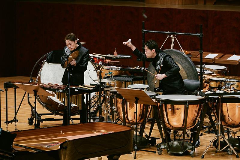 雙子打擊樂團從古典到當代音樂，用打擊樂擊出嶄新的音樂視野。（雙子打擊樂團提供）