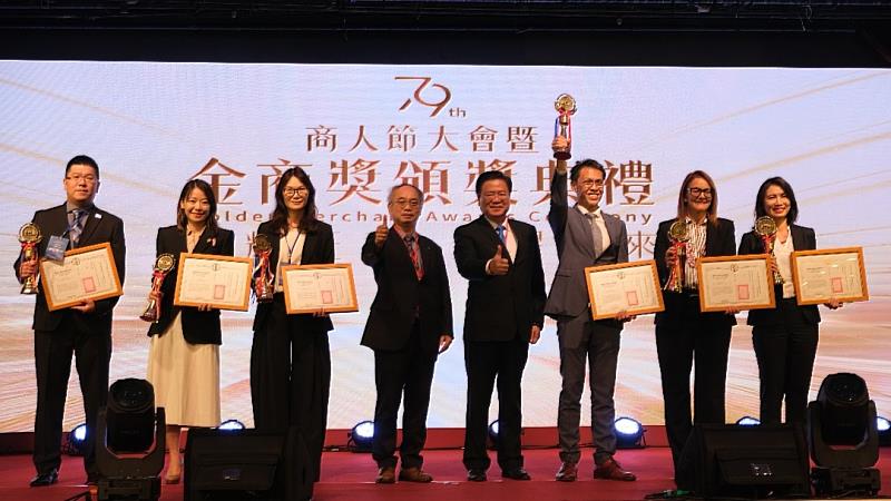 商總許舒博理事長(右4)與經濟部投資促進司張銘斌司長(左4)表揚「優良外商」