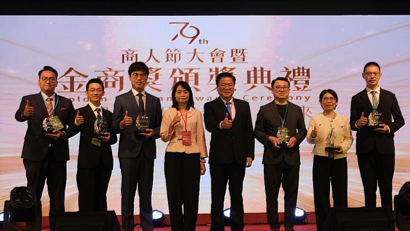 商總許舒博理事長(右4)與經濟部商業署蘇文玲署長(左4)表揚「優良老店」